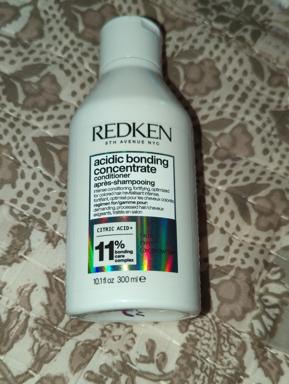 Redken Acidic Bonding Concentrate Conditioner - White with Holographic Accent